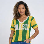 Mulher vestindo camiseta crochê brasil artesanal fit regular VAI DAR BRASIL — look torcedora Copa 2026