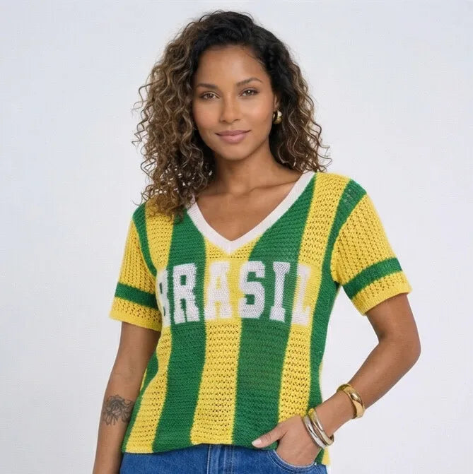 Mulher vestindo camiseta crochê brasil artesanal fit regular VAI DAR BRASIL — look torcedora Copa 2026