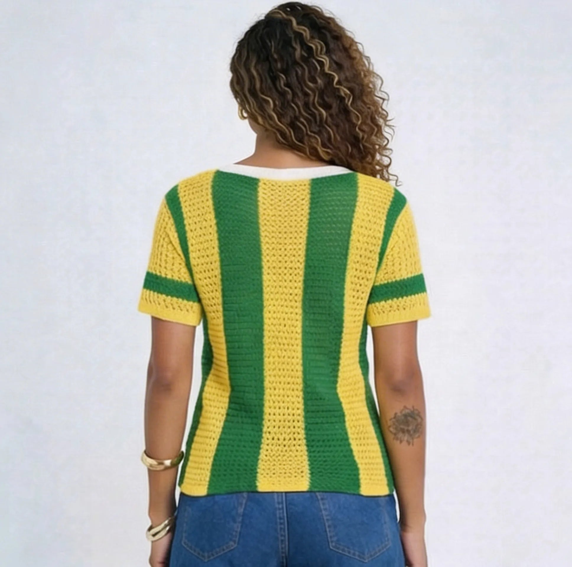 Vista traseira camiseta crochê brasil artesanal feminino fit regular — detalhe textura VAI DAR BRASIL