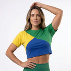 Modelo vestindo camiseta cropped feminina oversized estampa bandeira do Brasil — look torcida Copa 2026 VAI DAR BRASIL