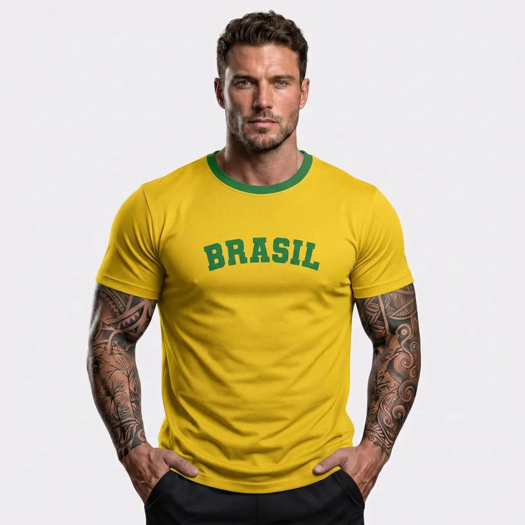 Modelo vestindo camiseta dry-fit premium masculina brasil BRASIL amarelo — look torcedor Copa 2026 VAI DAR BRASIL
