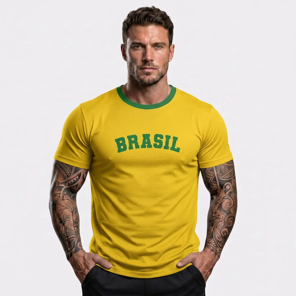 Modelo vestindo camiseta dry-fit premium masculina brasil BRASIL amarelo — look torcedor Copa 2026 VAI DAR BRASIL