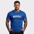 Modelo vestindo camiseta dry-fit premium masculina brasil BRASIL azul — look torcedor Copa 2026 VAI DAR BRASIL