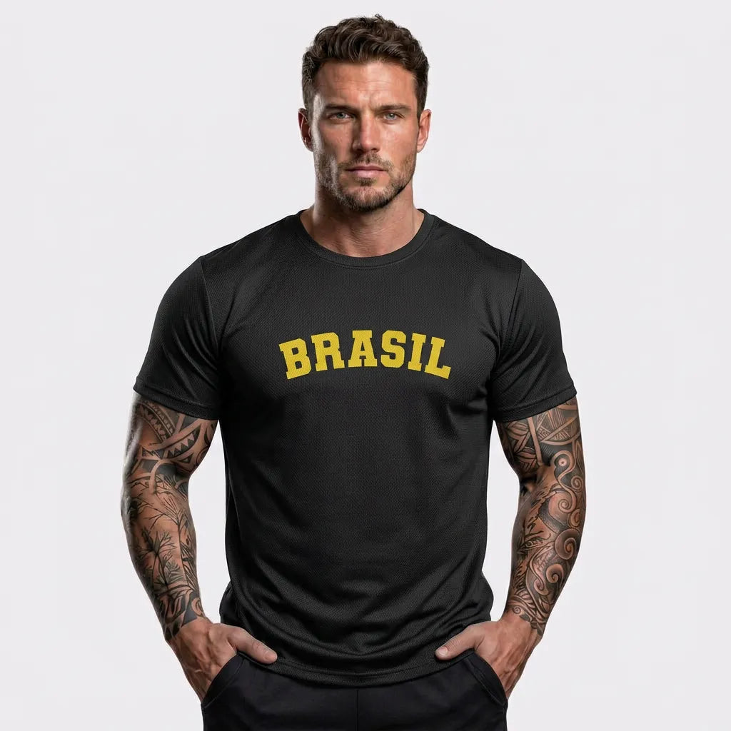Modelo vestindo camiseta dry-fit premium masculina brasil BRASIL preto — look torcedor Copa 2026 VAI DAR BRASIL