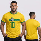 Modelo vestindo camiseta masculina brasil faixa streetwear brasão amarelo — look torcedor Copa 2026 VAI DAR BRASIL