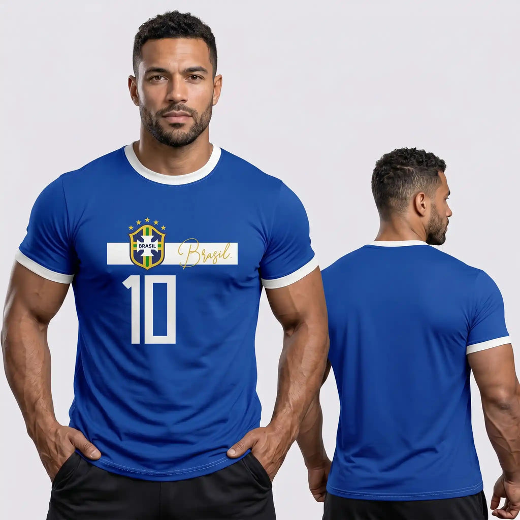 Modelo vestindo camiseta masculina brasil faixa streetwear brasão azul — look torcedor Copa 2026 VAI DAR BRASIL