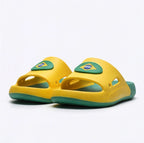 Detalhe sola antiderrapante e tira do chinelo slide nuvem infantil brasil bandeira verde amarelo microexpandido Copa 2026
