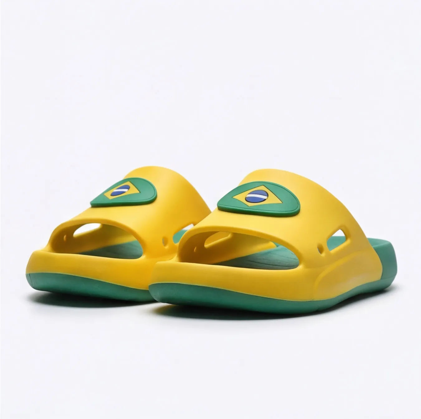 Detalhe sola antiderrapante e tira do chinelo slide nuvem infantil brasil bandeira verde amarelo microexpandido Copa 2026