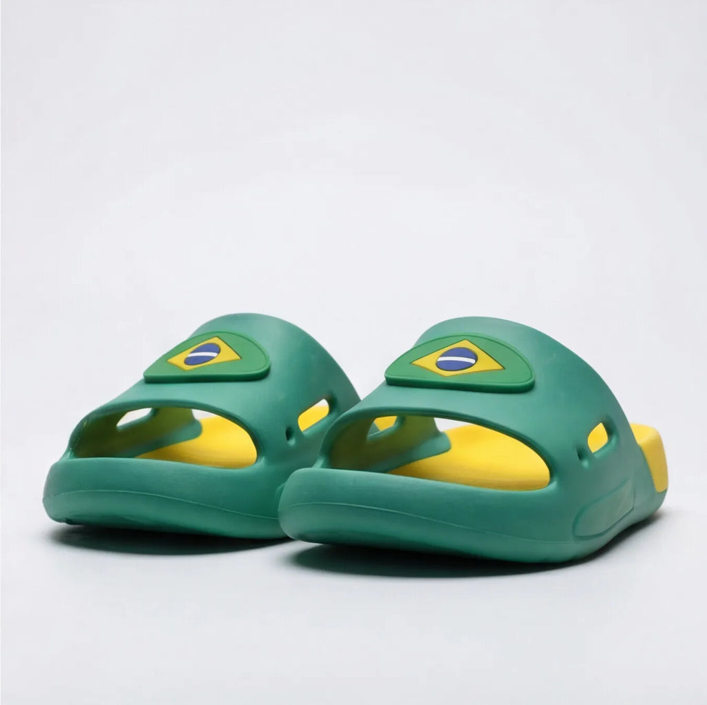 Detalhe sola antiderrapante e tira do chinelo slide nuvem infantil brasil bandeira verde amarelo microexpandido Copa 2026