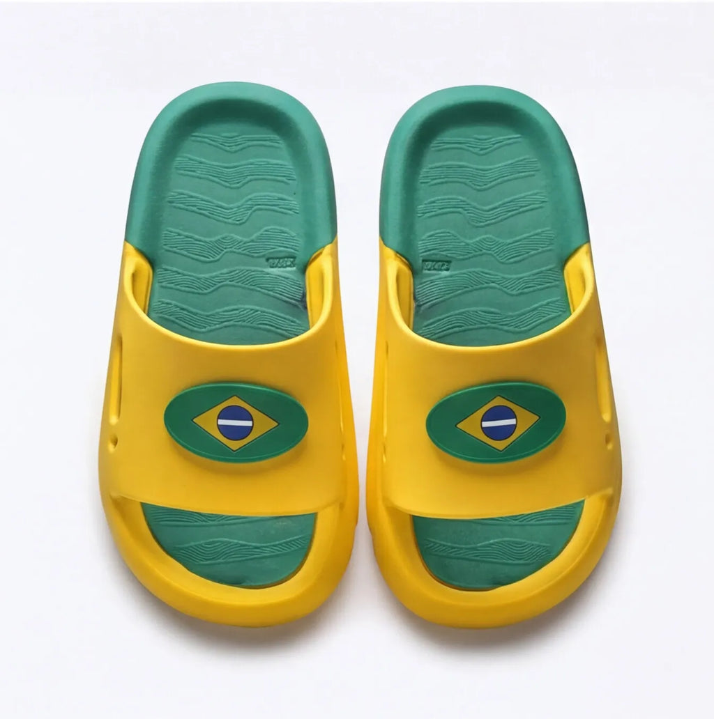 Chinelo slide nuvem infantil brasil microexpandido verde amarelo bandeira — vista frontal — VAI DAR BRASIL Copa 2026