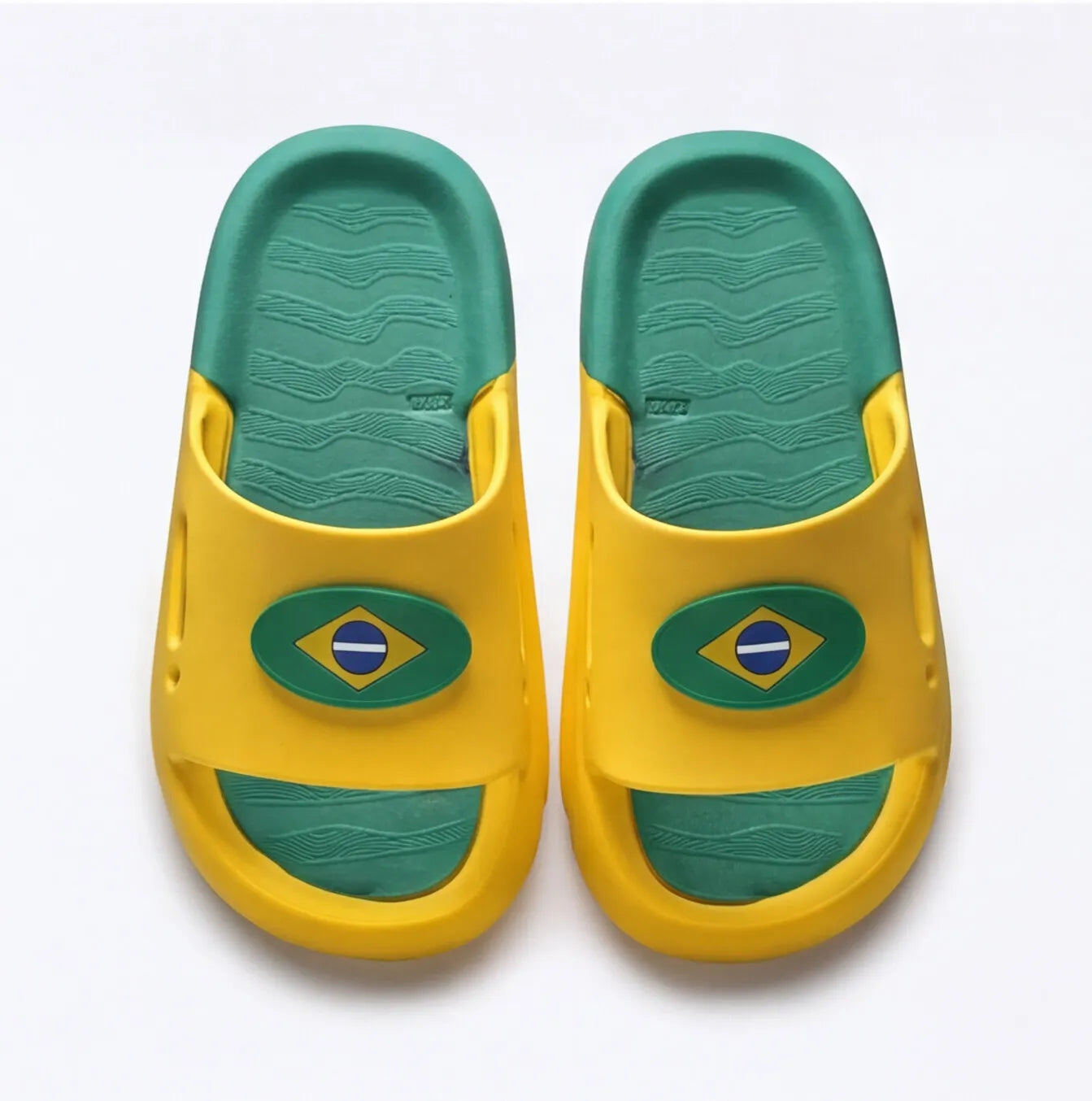 Chinelo slide nuvem infantil brasil microexpandido verde amarelo bandeira — vista frontal — VAI DAR BRASIL Copa 2026