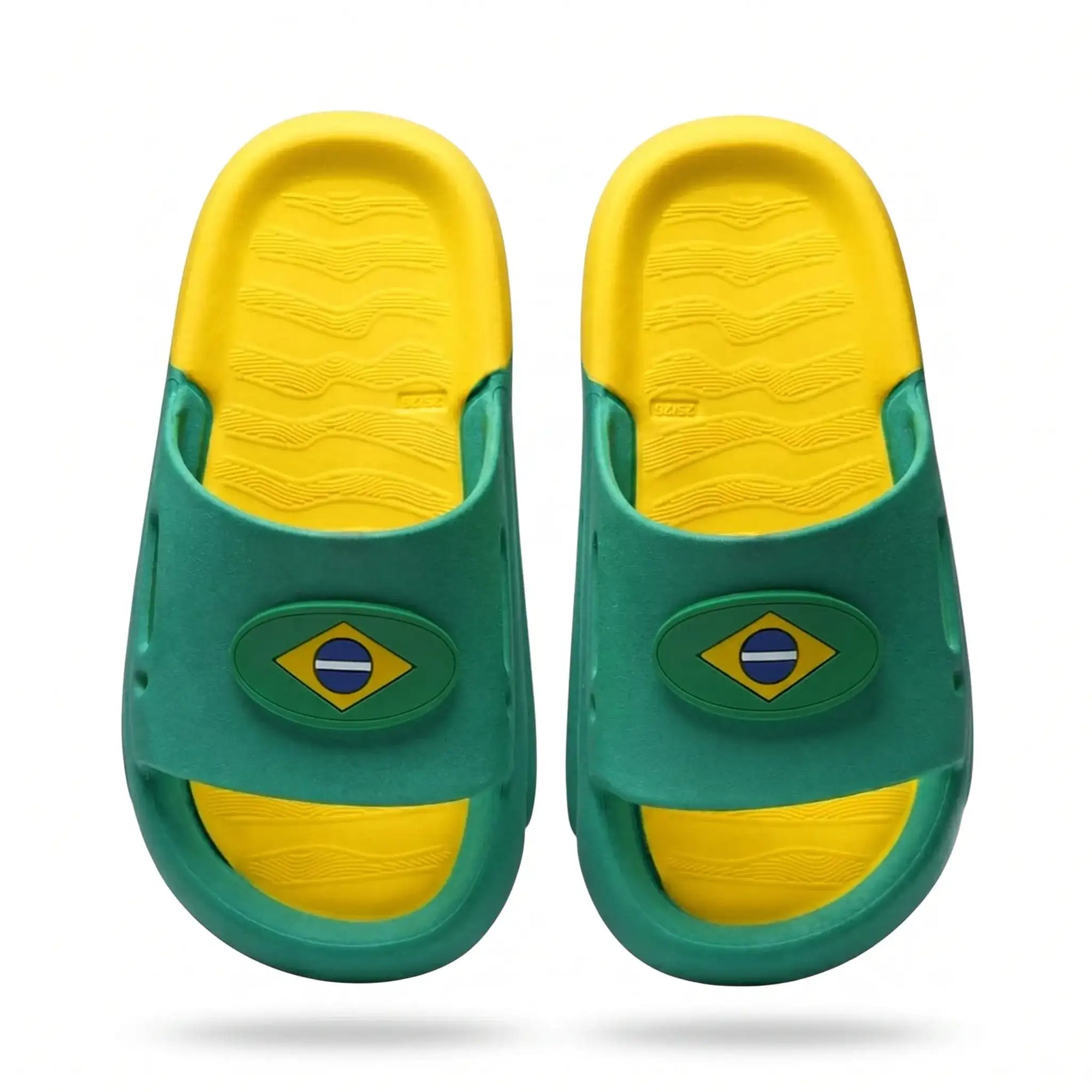 Chinelo slide nuvem infantil brasil microexpandido verde amarelo bandeira — vista frontal — VAI DAR BRASIL Copa 2026