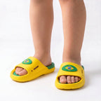 Criança usando chinelo slide nuvem infantil brasil bandeira verde amarelo — look torcida Copa 2026 VAI DAR BRASIL