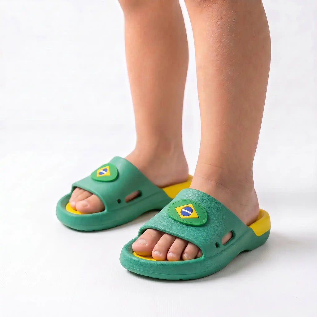 Criança usando chinelo slide nuvem infantil brasil bandeira verde amarelo — look torcida Copa 2026 VAI DAR BRASIL