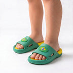 Criança usando chinelo slide nuvem infantil brasil bandeira verde amarelo — look torcida Copa 2026 VAI DAR BRASIL