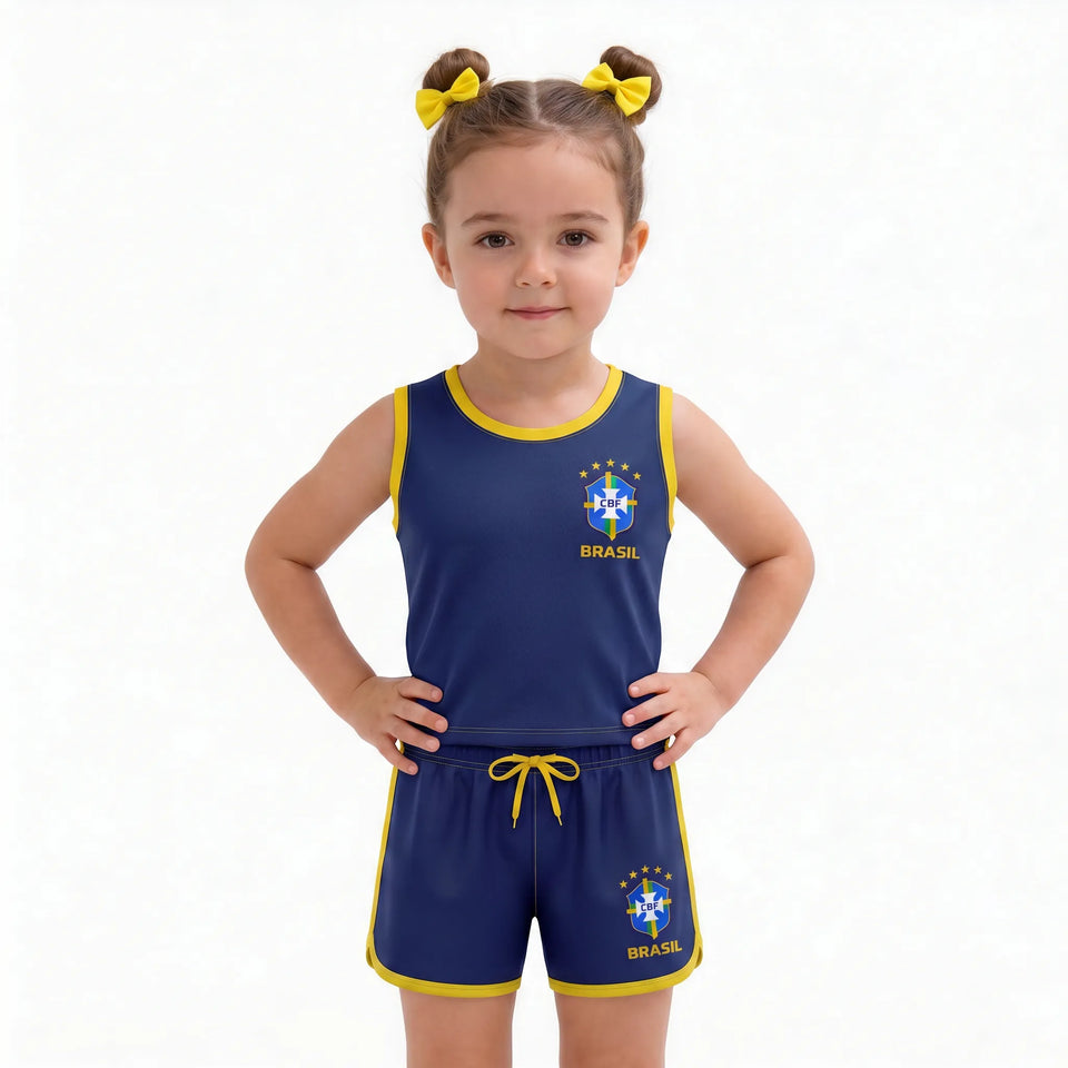 Menina vestindo conjunto infantil feminino brasil brasão seleção blusa short azul marinho — look torcida Copa 2026 VAI DAR BRASIL
