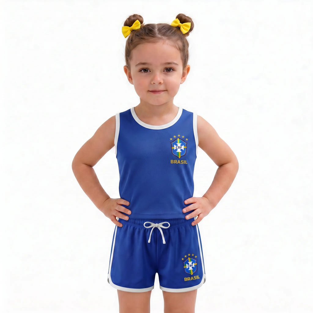 Menina vestindo conjunto infantil feminino brasil brasão seleção blusa short azul — look torcida Copa 2026 VAI DAR BRASIL