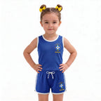 Menina vestindo conjunto infantil feminino brasil brasão seleção blusa short azul — look torcida Copa 2026 VAI DAR BRASIL
