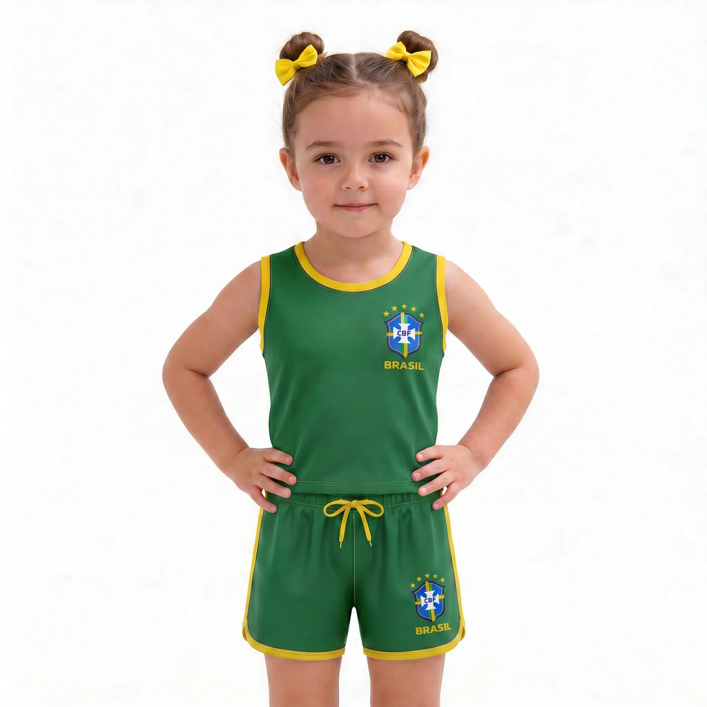 Menina vestindo conjunto infantil feminino brasil brasão seleção blusa short verde — look torcida Copa 2026 VAI DAR BRASIL