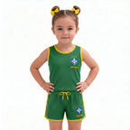 Menina vestindo conjunto infantil feminino brasil brasão seleção blusa short verde — look torcida Copa 2026 VAI DAR BRASIL