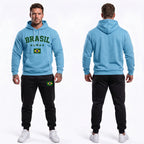 Modelo vestindo conjunto moletom masculino brasil bandeira capuz algodão azul claro — look torcedor Copa 2026 VAI DAR BRASIL