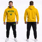 Modelo vestindo conjunto moletom masculino brasil bandeira capuz algodão amarelo — look torcedor Copa 2026 VAI DAR BRASIL