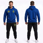 Modelo vestindo conjunto moletom masculino brasil brasão número 10 capuz flanelado azul — look torcedor Copa 2026 VAI DAR BRASIL