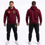 Modelo vestindo conjunto moletom masculino brasil brasão número 10 capuz flanelado bordo — look torcedor Copa 2026 VAI DAR BRASIL