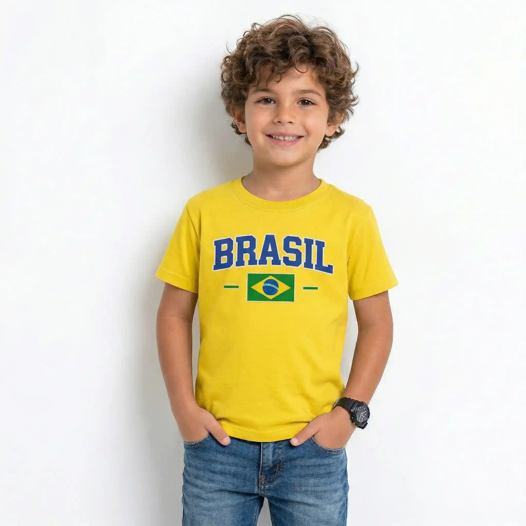 Criança vestindo camiseta infantil brasil bandeira algodão amarela VAI DAR BRASIL — torcedor Copa 2026
