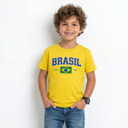 Criança vestindo camiseta infantil brasil bandeira algodão amarela VAI DAR BRASIL — torcedor Copa 2026
