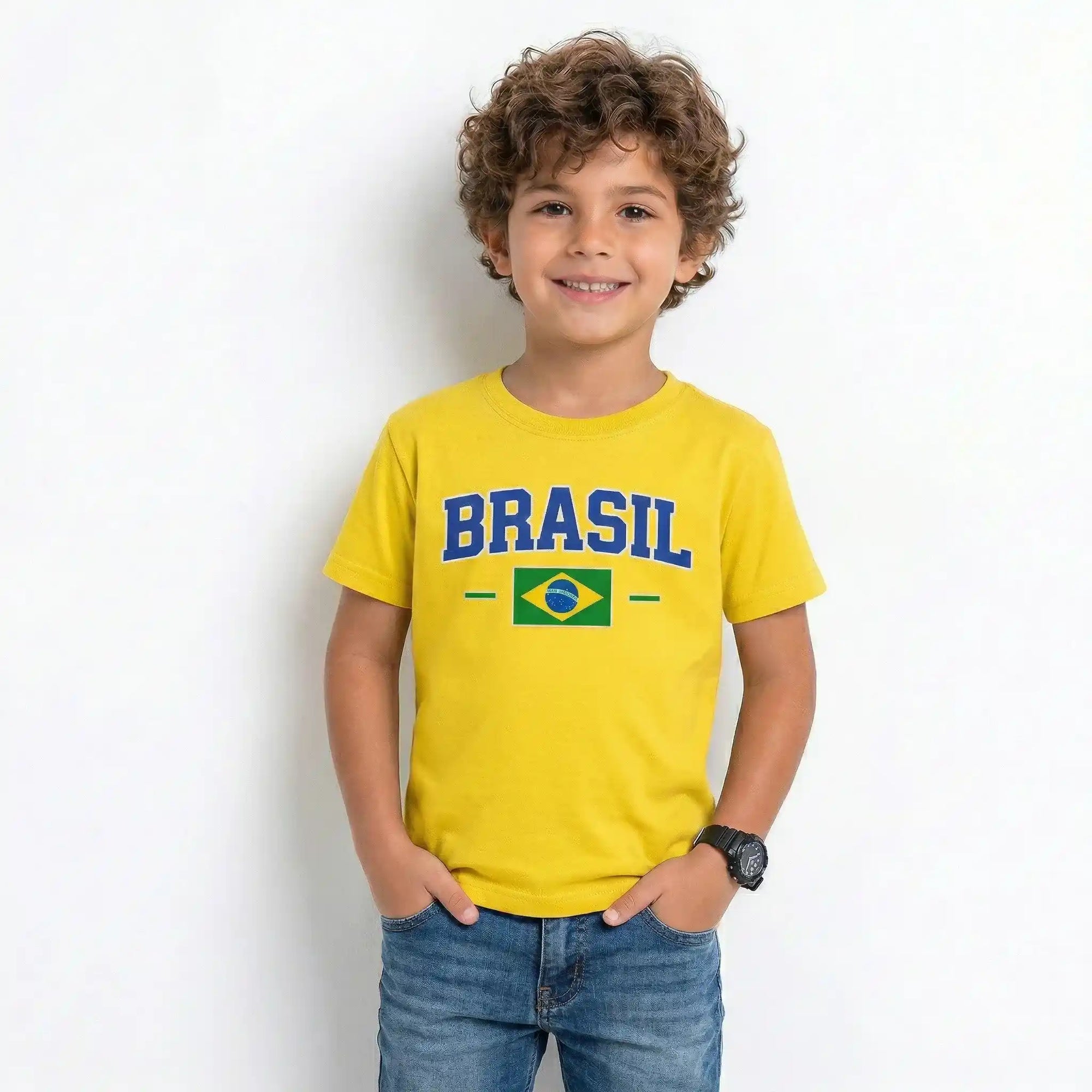 Criança vestindo camiseta infantil brasil bandeira algodão amarela VAI DAR BRASIL — torcedor Copa 2026
