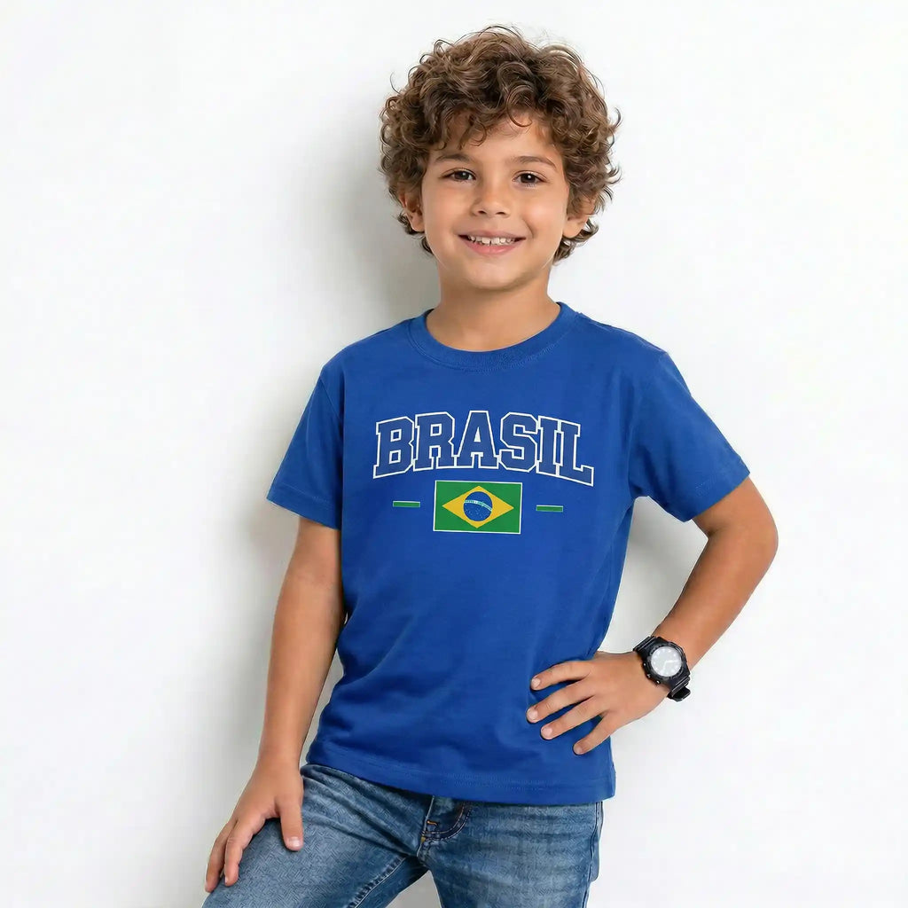 Criança vestindo camiseta infantil brasil bandeira algodão azul VAI DAR BRASIL — torcedor Copa 2026
