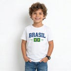 Criança vestindo camiseta infantil brasil bandeira algodão branca VAI DAR BRASIL — torcedor Copa 2026
