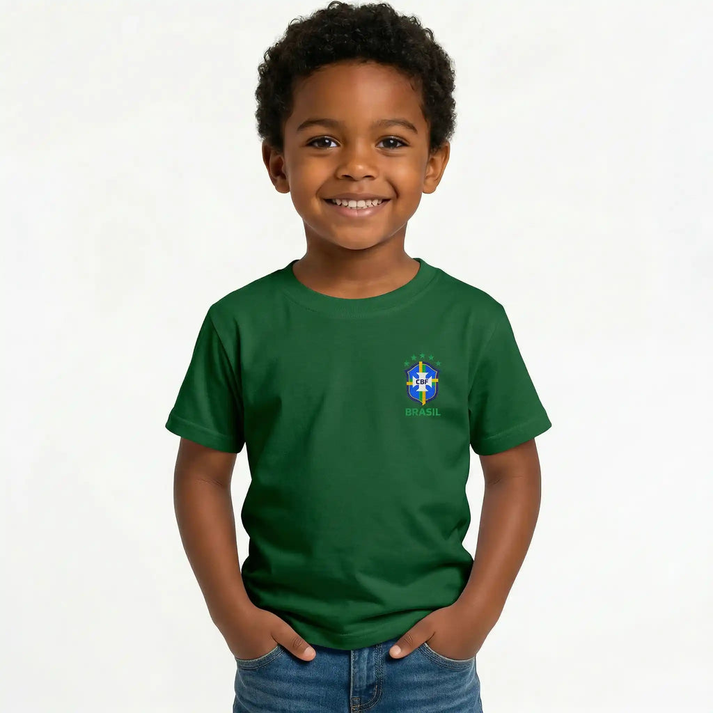 Criança vestindo camiseta infantil brasil bandeira algodão verde VAI DAR BRASIL — torcedor Copa 2026
