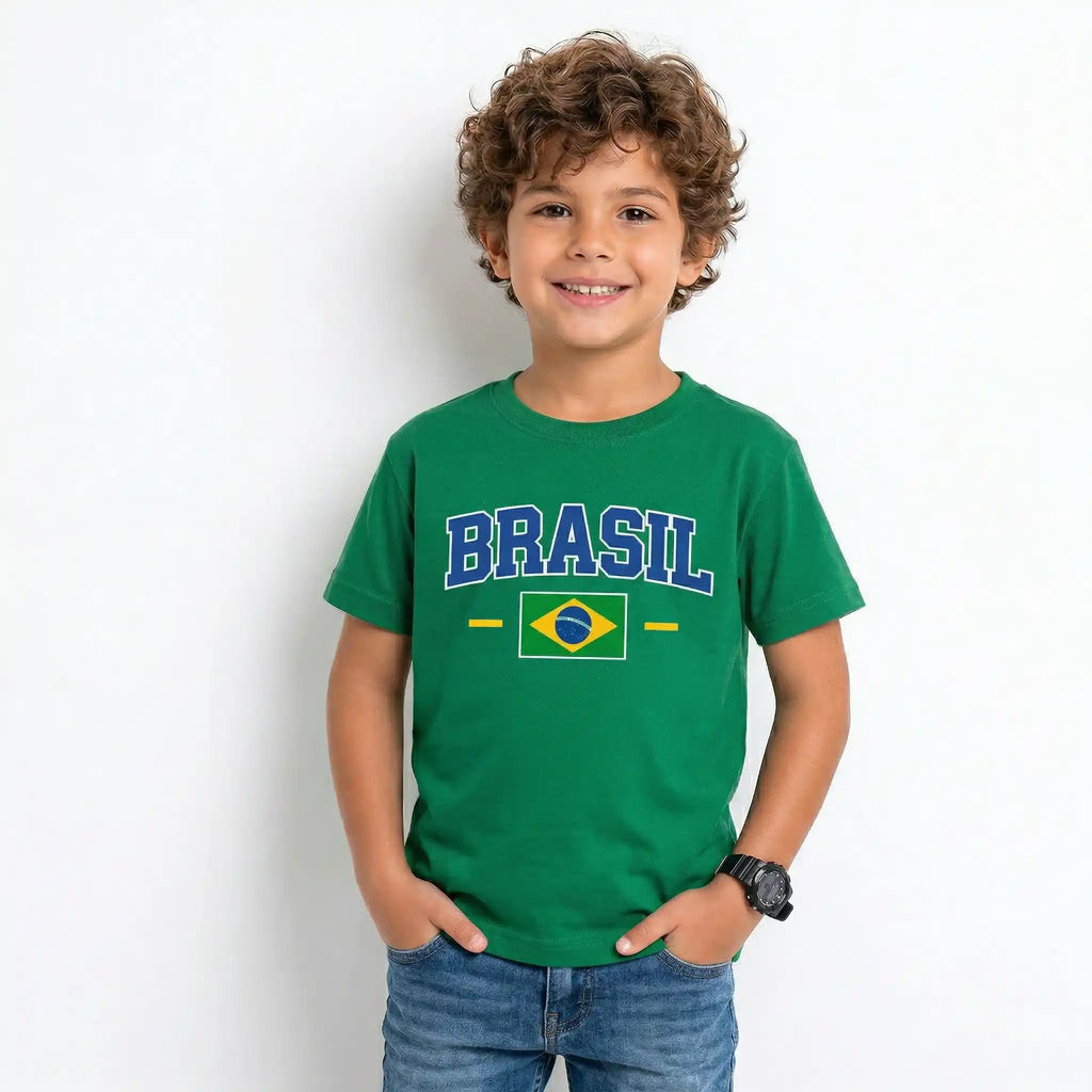 Criança vestindo camiseta infantil brasil bandeira algodão verde VAI DAR BRASIL — torcedor Copa 2026

