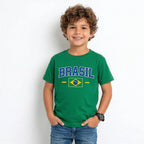 Criança vestindo camiseta infantil brasil bandeira algodão verde VAI DAR BRASIL — torcedor Copa 2026
