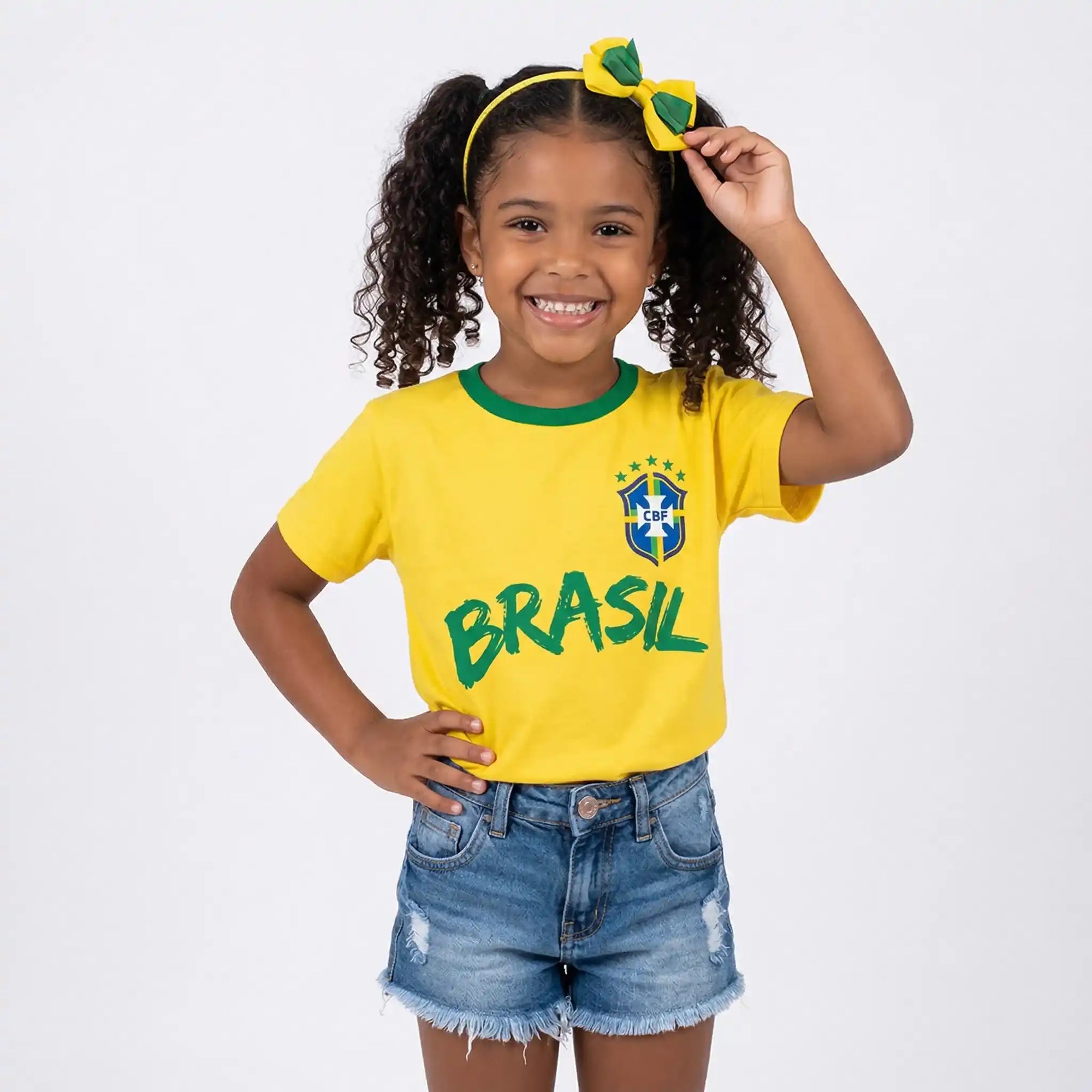 Criança vestindo camiseta infantil seleção brasileira dry-fit amarela brasão VAI DAR BRASIL — Copa 2026
