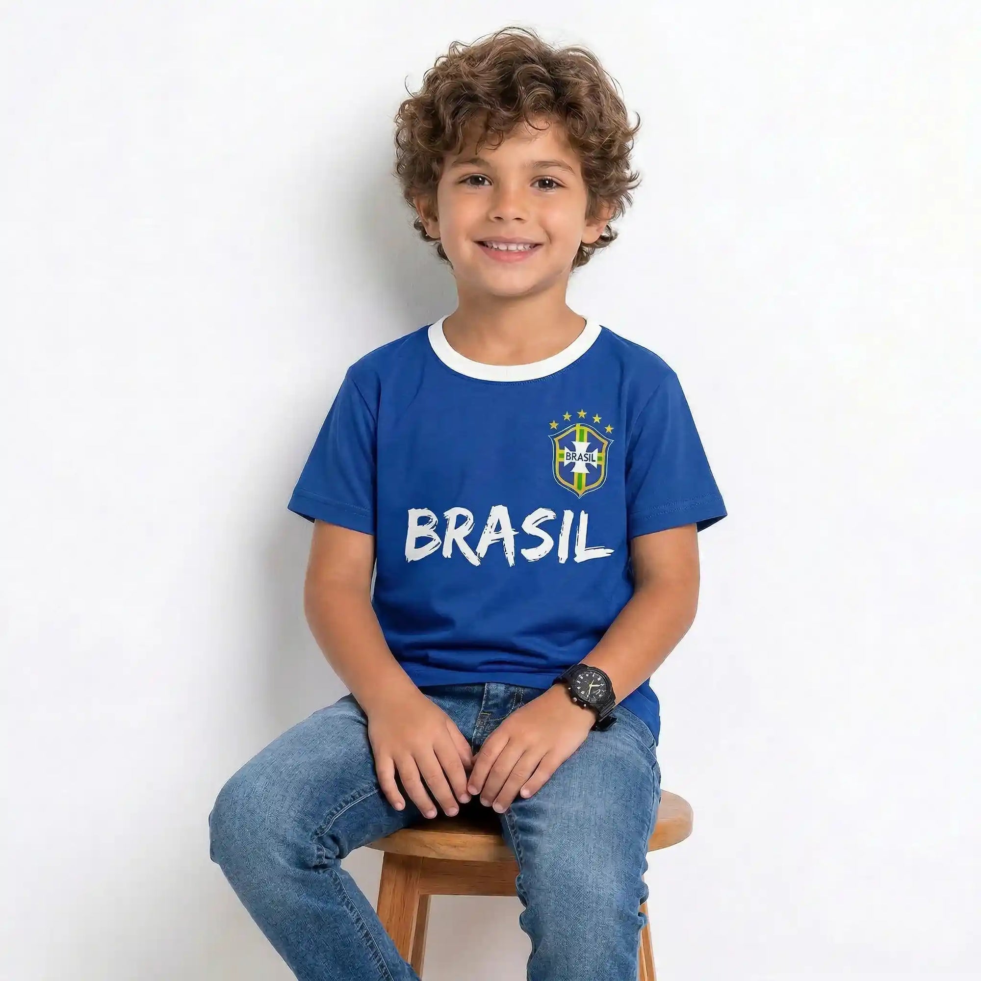Criança vestindo camiseta infantil seleção brasileira dry-fit azul brasão VAI DAR BRASIL — Copa 2026