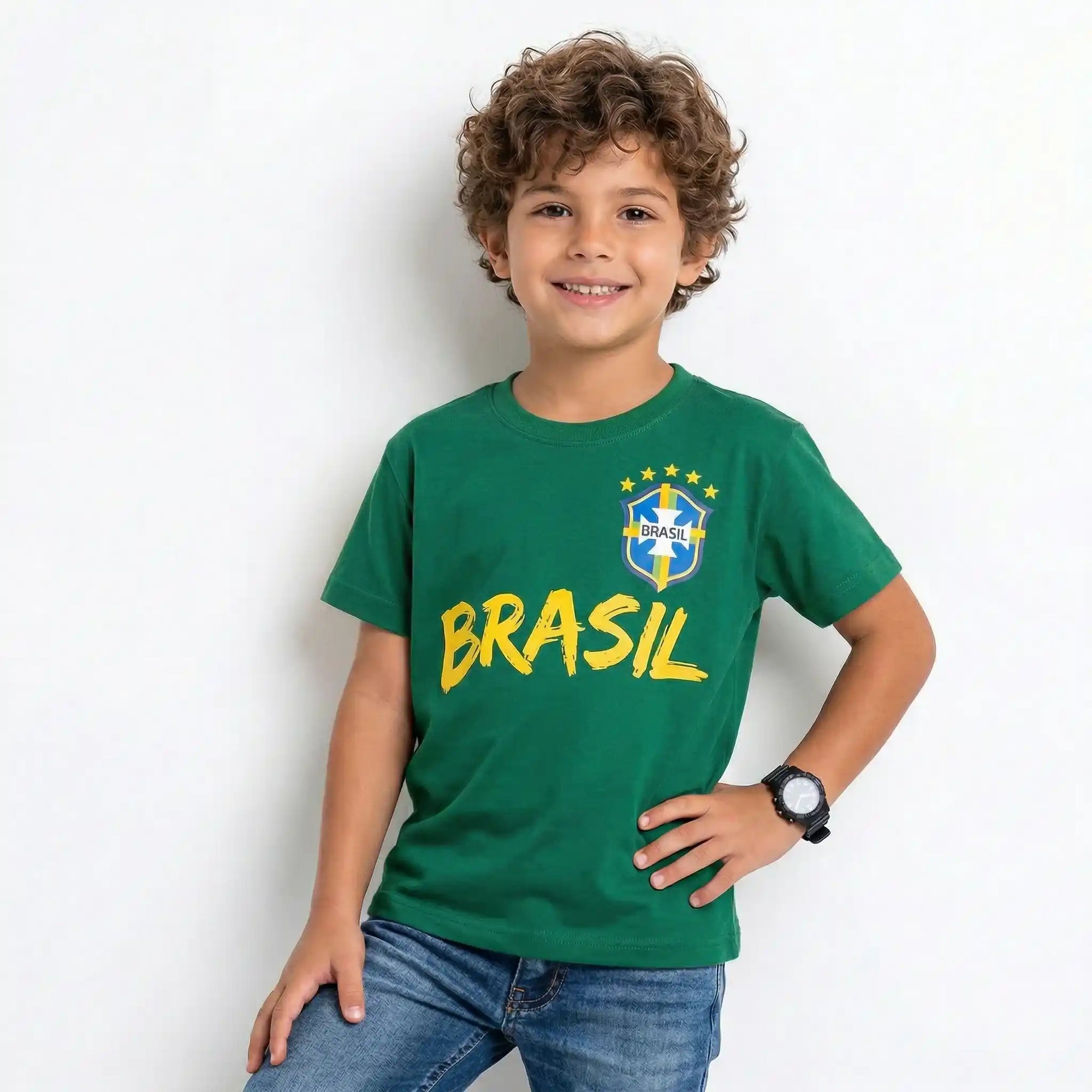 Criança vestindo camiseta infantil seleção brasileira dry-fit verde brasão VAI DAR BRASIL — Copa 2026