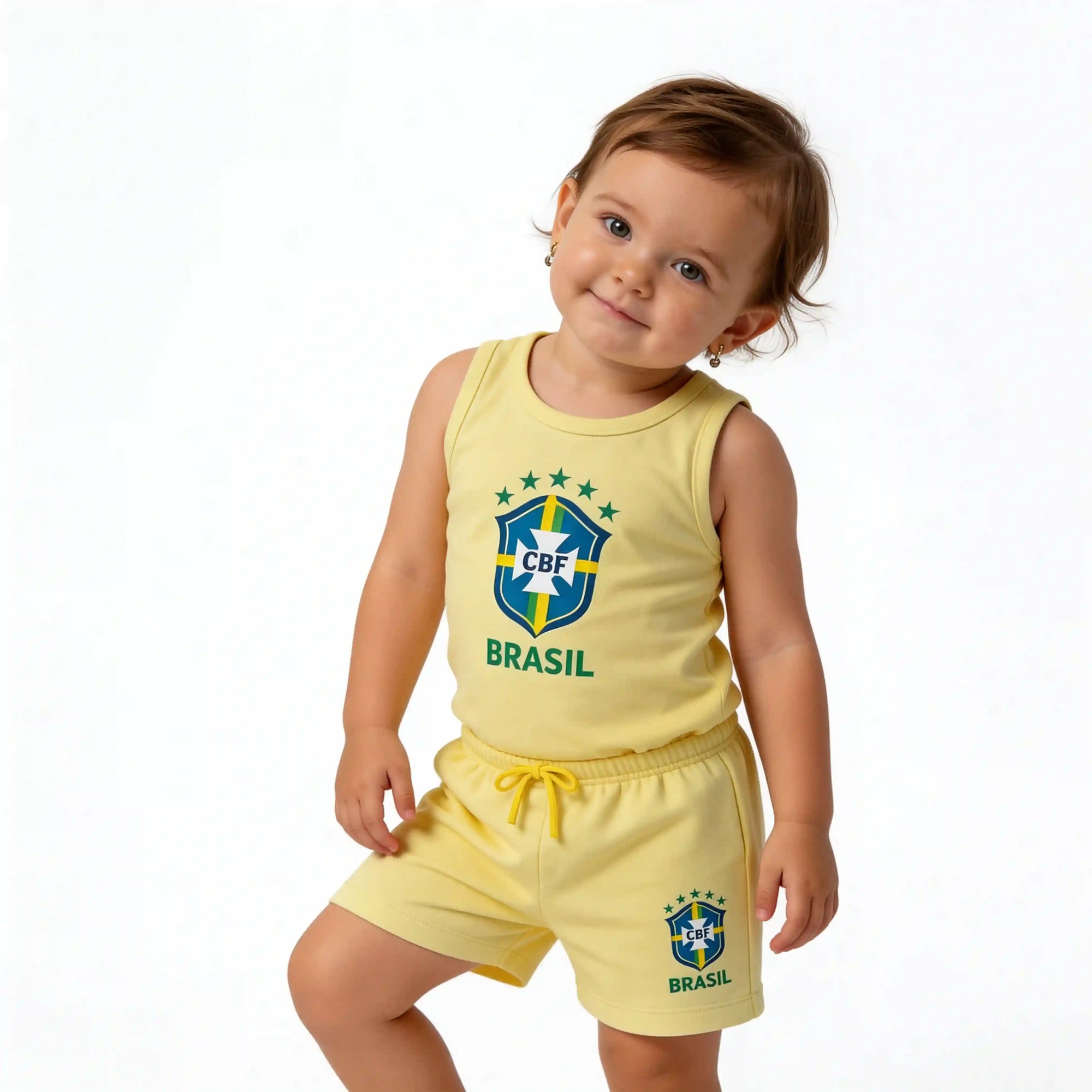 Criança vestindo conjunto infantil brasil camiseta short algodão amarela VAI DAR BRASIL — torcedor Copa 2026