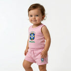 Criança vestindo conjunto infantil brasil camiseta short algodão rosa VAI DAR BRASIL — torcedor Copa 2026