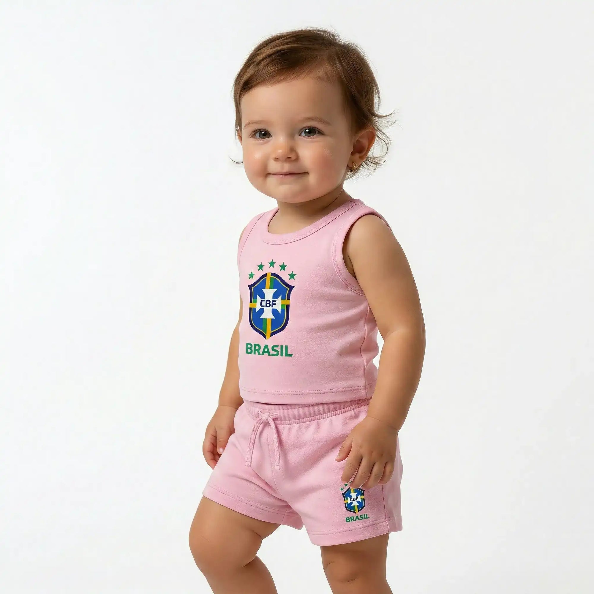 Criança vestindo conjunto infantil brasil camiseta short algodão rosa VAI DAR BRASIL — torcedor Copa 2026
