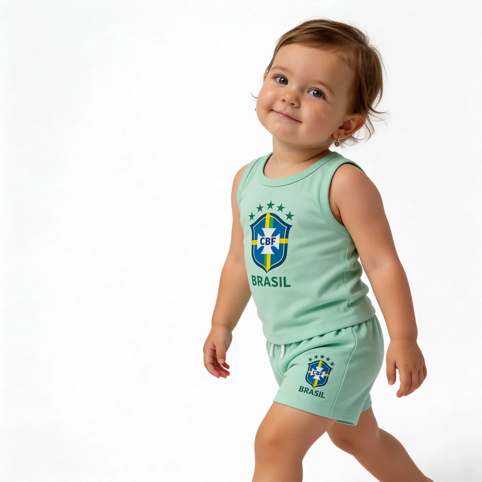 Criança vestindo conjunto infantil brasil camiseta short algodão verde VAI DAR BRASIL — torcedor Copa 2026