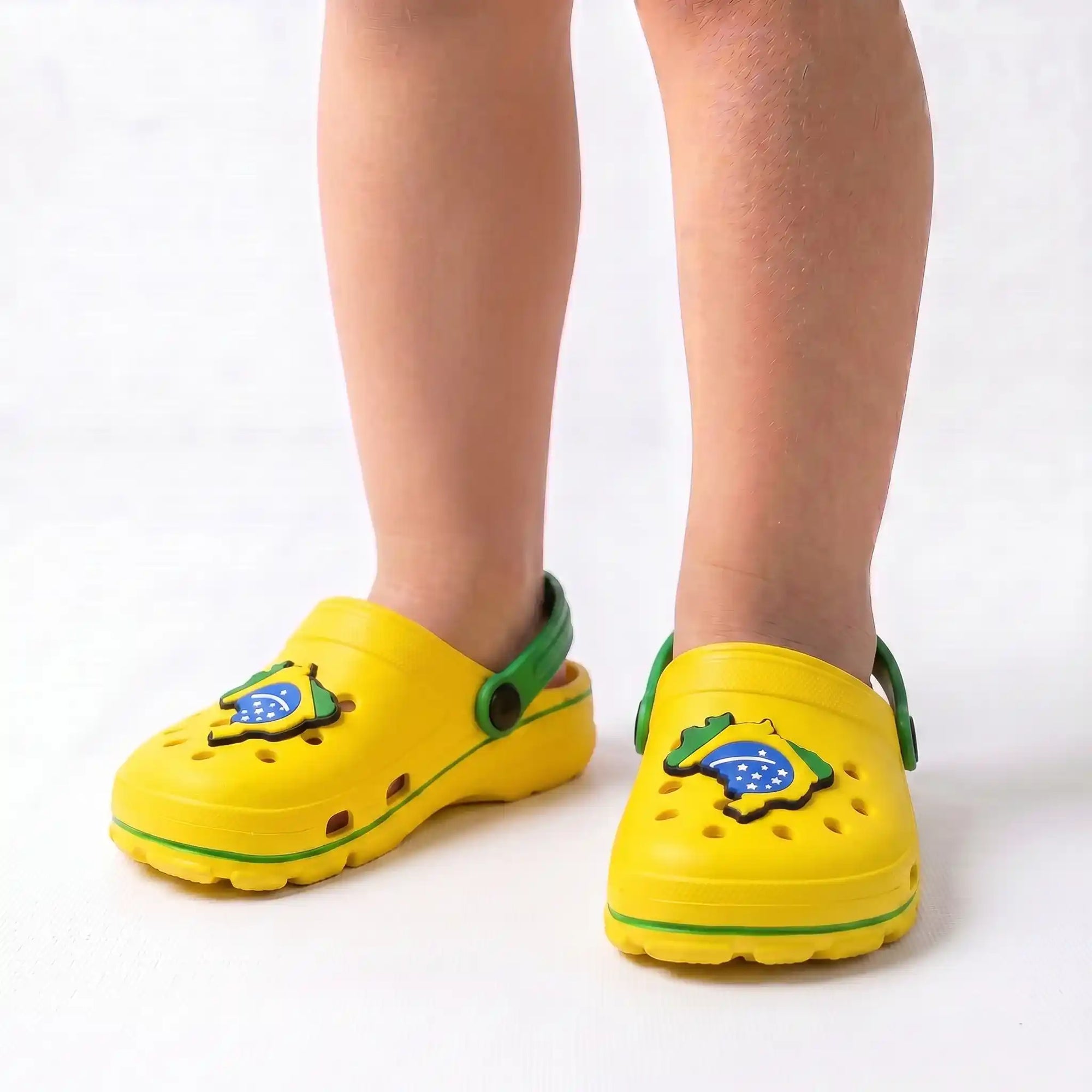 Criança usando papete infantil brasil mapa pvc branco leve VAI DAR BRASIL — torcedor Copa 2026