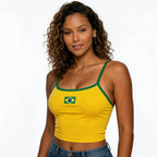 Mulher vestindo cropped alça brasil suplex amarelo baby look VAI DAR BRASIL — look torcedora Copa 2026