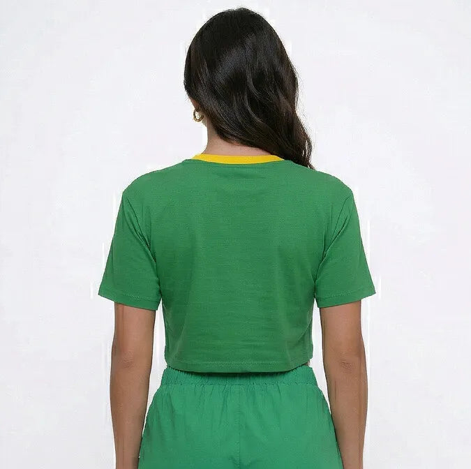 Vista traseira do cropped oversized Brasil feminino algodão premium — estampa bandeira estilizada verde azul amarelo