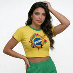 Modelo vestindo cropped oversized feminino amarela estampa bandeira do Brasil — look streetwear Copa 2026 VAI DAR BRASIL