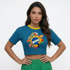 Modelo vestindo cropped oversized feminino azul estampa bandeira do Brasil — look streetwear Copa 2026 VAI DAR BRASIL