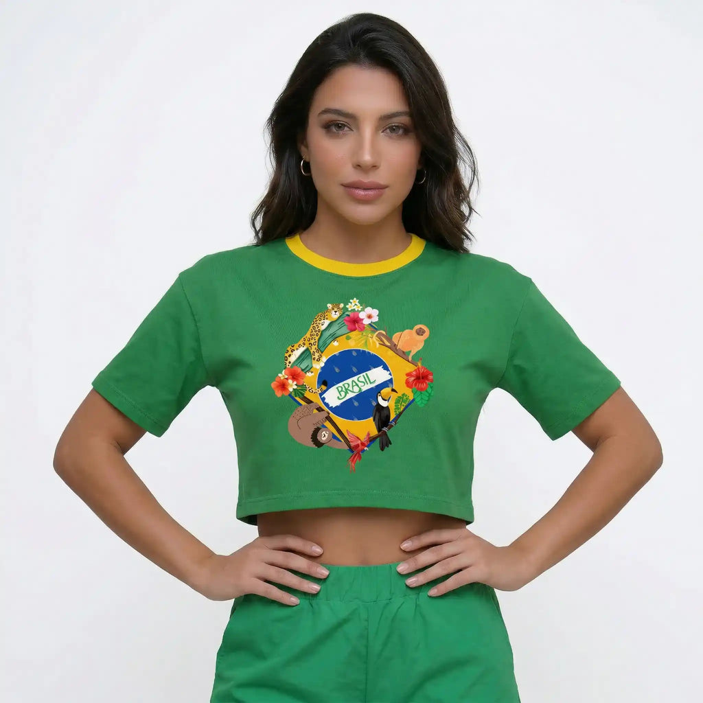 Modelo vestindo cropped oversized feminino verde estampa bandeira do Brasil — look streetwear Copa 2026 VAI DAR BRASIL