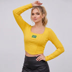 Modelo vestindo cropped canelado bordado brasil manga longa slim amarelo — look elegante outono Copa 2026 VAI DAR BRASIL